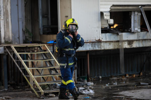 Φωτιά στο Διαλεκτό Καβάλας: Στο νοσοκομείο τέσσερις πυροσβέστες με εγκαύματα