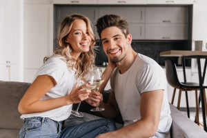 Ζουν περισσότερο τα ζευγάρια που πίνουν μαζί; Τι λέει η επιστήμη