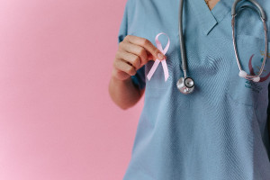 Καρκίνος μαστού: Γιατί ο προληπτικός έλεγχος θα πρέπει να ξεκινά στα 40 και όχι αργότερα