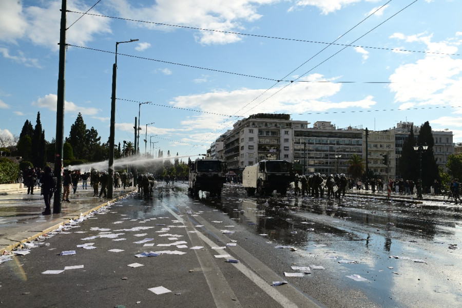 Σύνταγμα: 31 τραυματίες από τα επεισόδια μετά την πορεία για τα Τέμπη