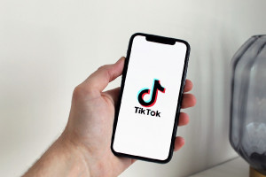 «Μπλόκο» του TikTok στη χρήση φίλτρων ομορφιάς από εφήβους