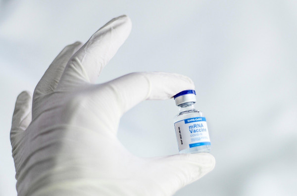 Γρίπη: Θετικός ο FDA στο mRNA εμβόλιο της Moderna για άτομα άνω των 50 ετών