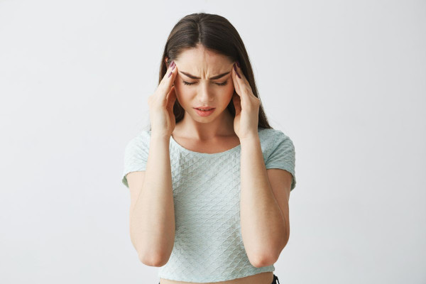 Πονοκέφαλος και ζέστη: Tι πραγματικά προκαλεί τον πόνο;