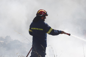 Φωτιά στην Βάρη: Δύο άτομα διακομίσθηκαν στο νοσοκομείο με δύσπνοια