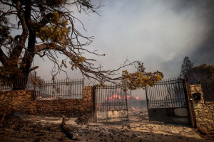 Φωτιά: Αποπνικτική η ατμόσφαιρα στην Αθήνα - Κίνδυνος για τις ευπαθείς ομάδες