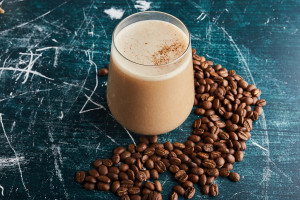 Smoothie με καφέ και μπανάνα: Η υγιεινή γρήγορη συνταγή για ενέργεια