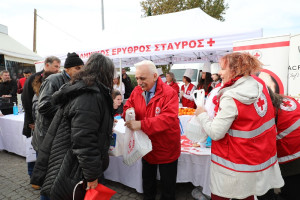 Εορταστικά γεύματα σε αστέγους από τον Ελληνικό Ερυθρό Σταυρό