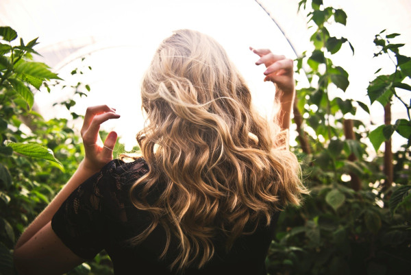 Σημάδια υγρασίας στα μαλλιά - Τι λένε οι ειδικοί