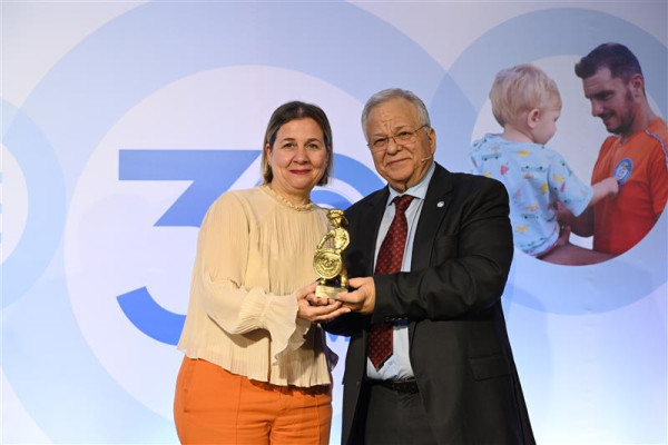 ΑΒ Βασιλόπουλος: Βραβείο «Ανδρέας Γιαννόπουλος» από «Το Χαμόγελο του Παιδιού» για τη διαχρονική κοινωνική της προσφορά