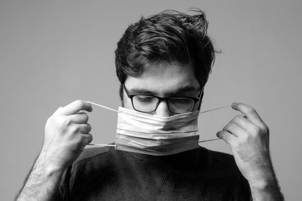 Κορωνοϊός: «Πονοκέφαλος» στη Βρετανία, επιστρέφουν οι μάσκες στα νοσοκομεία