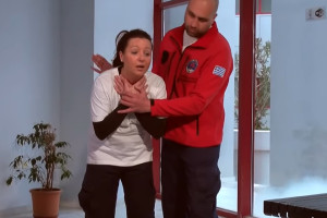 Τι να κάνετε αν κάποιος πνίγεται από το φαγητό του – Η λαβή που σώζει ζωές