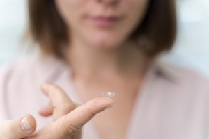 Τι μπορεί να πάθετε εάν κοιμηθείτε φορώντας φακούς επαφής
