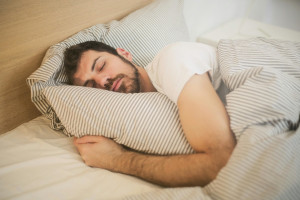Αϋπνία: Το κόλπο για να αποκοιμηθείτε μέσα σε 60 δευτερόλεπτα