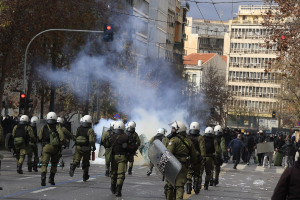 Σύνταγμα: 4 τραυματίες – Δεκάδες με λιποθυμικά επεισόδια