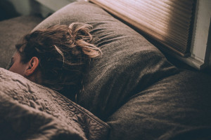 Πώς μπορεί να επηρεαστεί το βάρος σας εάν κοιμάστε 1,5 ώρα λιγότερο απ’ ό,τι συνήθως