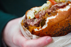 Burger vs hot dog: Οι ειδικοί απαντούν ποιο είναι πιο υγιεινό
