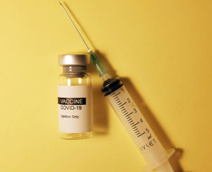 FDA: Εγκρίνει το εμβόλιο RSV της Moderna, παρά τη χαμηλότερη αποτελεσματικότητά του