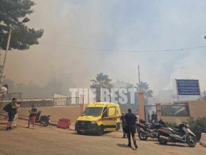Μεγάλη φωτιά στην Πάτρα: Εκκενώνεται το Γηροκομείο - Μεταφέρονται παιδιά από το Καραμανδάνειο