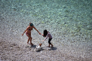 Πώς να προστατεύσουμε τα παιδιά μας στην παραλία