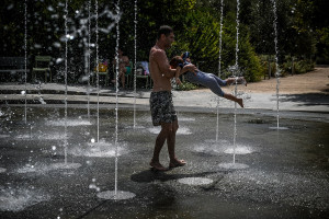 Καύσωνας: Τι να φοράτε και τι όχι τις μέρες με πολλή ζέστη