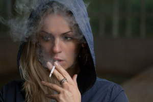 Γυναίκες και τσιγάρο: Γιατί είναι τόσο δύσκολο να κόψουν το κάπνισμα