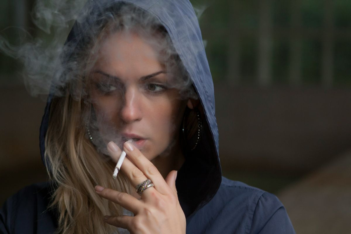 Γυναίκες και τσιγάρο: Γιατί είναι τόσο δύσκολο να κόψουν το κάπνισμα
