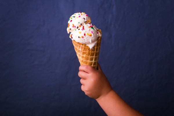 Παιδίατρος απαντά: Κάθε πότε μπορούν να τρώνε παγωτό τα παιδιά