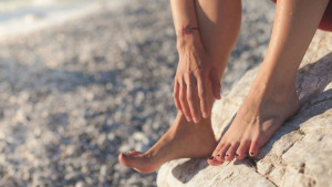 Πρησμένα πόδια το καλοκαίρι: Γιατί συμβαίνει στη ζέστη και πώς να το αποφύγετε;