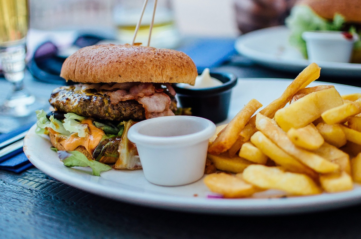 Τι υπάρχει πραγματικά στις τροφές των Fast Food που καταναλώνουμε;