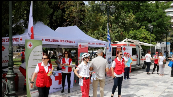 Ελληνικός Ερυθρός Σταυρός: Έκτακτη δράση υποστήριξης πολιτών στην Πλατεία Συντάγματος ενόψει καύσωνα