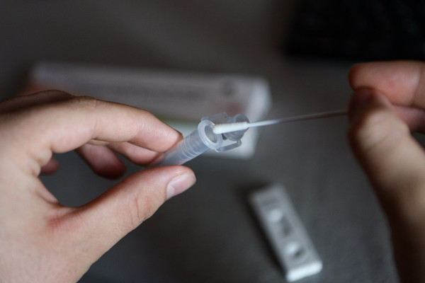 Γρίπη: 165 νέες εισαγωγές – Αύξηση του κορωνοϊού στα λύματα και άνοδος του RSV