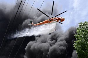 Έκρηξη και φωτιά σε εργοστάσιο στην Κάτω Κηφισιά - Το μήνυμα του 112 στους κατοίκους