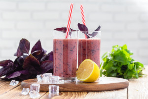 Αυτές οι 5 συνήθειες μπορεί να σας γερνούν πιο γρήγορα, σύμφωνα με την επιστήμη