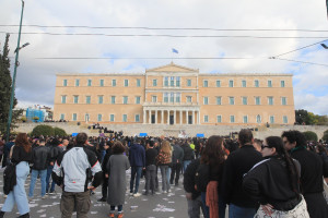 Επεισόδια στο Σύνταγμα: Στο 401 μεταφέρθηκαν δύο αστυνομικοί με εγκαύματα