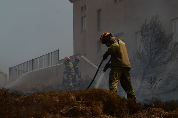 ΕΟΔΥ: Οδηγίες προστασίας κατά τη διάρκεια καθαρισμών μετά από πυρκαγιές