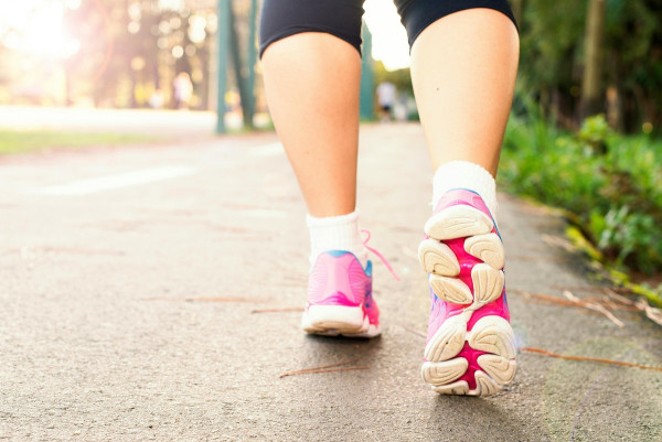 4 τρόποι για να χάνετε περισσότερες θερμίδες όταν περπατάτε