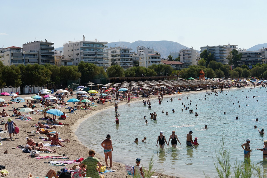 Καύσωνας και μπάνιο στη θάλασσα: Οι δύο μεγάλοι κίνδυνοι που αγνοούμε