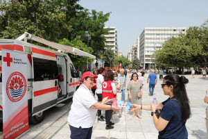 Καύσωνας: Έκτακτες δράσεις από τον Ελληνικό Ερυθρό Σταυρό