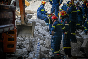 Κατάρρευση γέφυρας στην Πάτρα: Συνεχίζονται οι έρευνες στα χαλάσματα